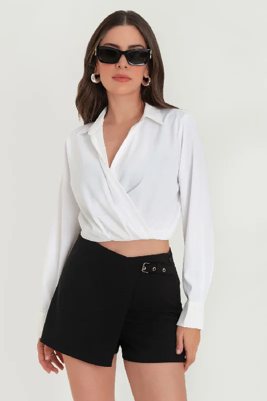 Falda short ajustado cruce frontal con hebilla