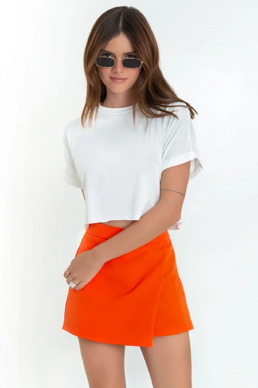 Falda short corto básico de fit recto cruce frontal