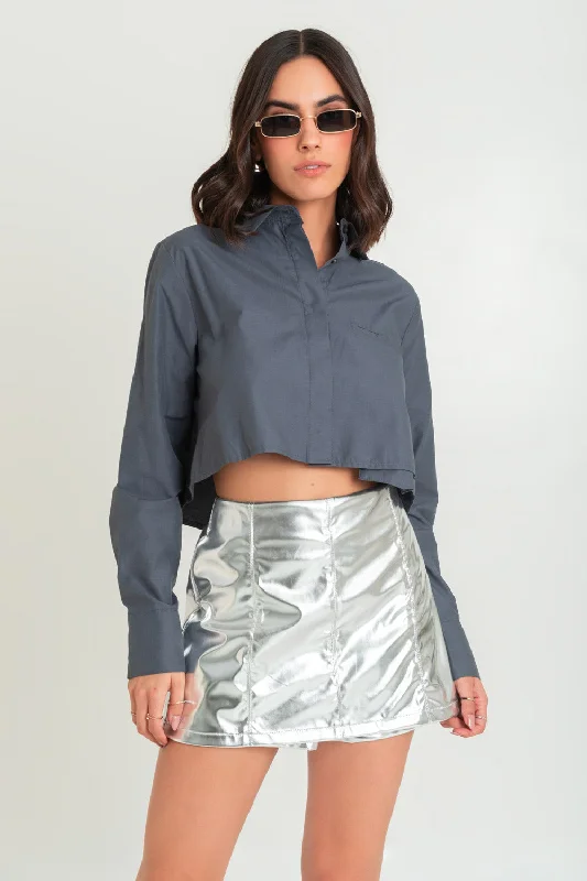 Falda short de efecto piel metalizada con costuras